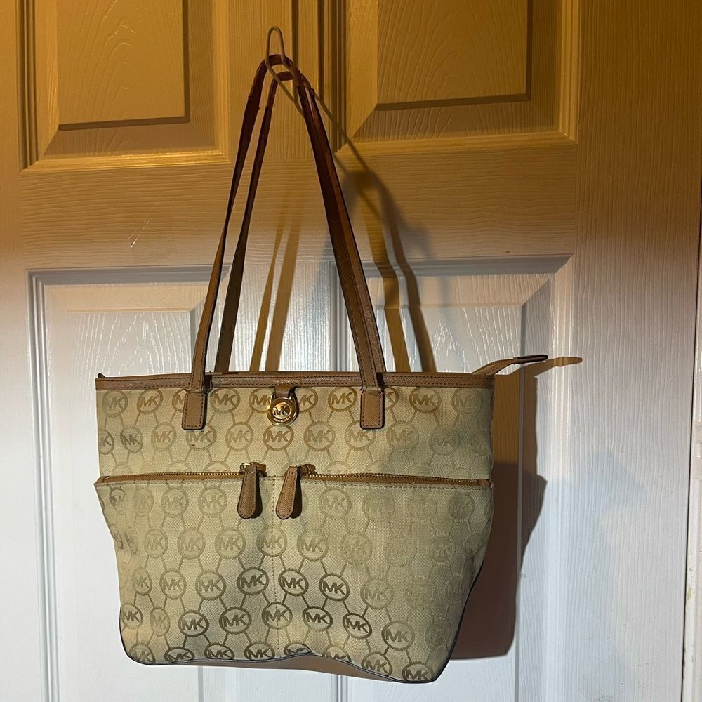 Michael Kors Kempton Signature Medium Pocket Tote (Camel/Tan)gold tone accent.
